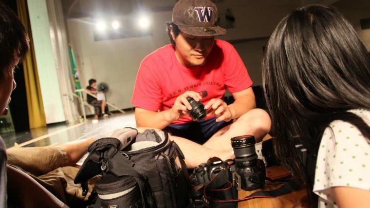 A SoundOut facilitator teachers students about media literacy and STEM skills.